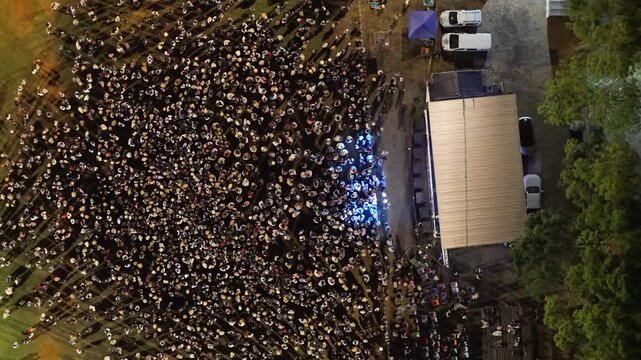 Multitud bailando chacarera y folclore en fiesta gaucha vistos desde el aire, tradici&oacute;n argentina y turismo cultural