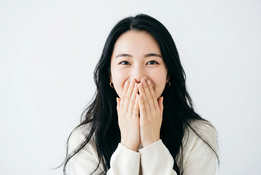 驚きと喜びの表情を浮かべる日本人女性 Generative AI