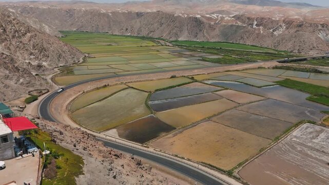 Vuelo con drone de Valle con campos de cultivo y mar