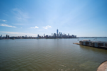 Naklejka premium Manhattan skyline across hudson river on clear day