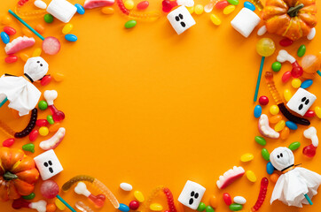 Fototapeta premium Halloween Candy Arrangement With Marshmallows And Pumpkins Flat Lay