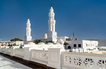 The white facade and minarets of Masjid al-Qiblatayn under a clear blue sky in Medina, Saudi Arabia © Leonid Andronov