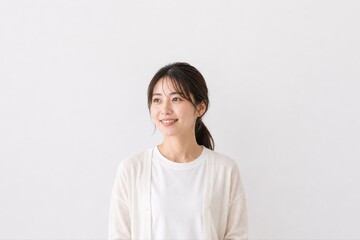 Fototapeta premium 白Tシャツ女性が座る柔らかな室内