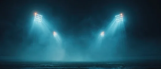 Projecteurs de stade dramatiques perçant la fumée et le brouillard sur un terrain de sport sombre et vide, arrière-plan à l'éclairage cinématique avec espace pour le texte © Olga Ко