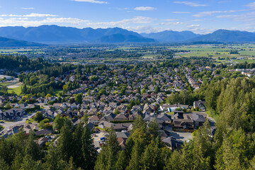 Obraz premium Aerial View Of Suburban Promontory Overlooking Chilliwack Valley And Mountains In British Columbia, Canada