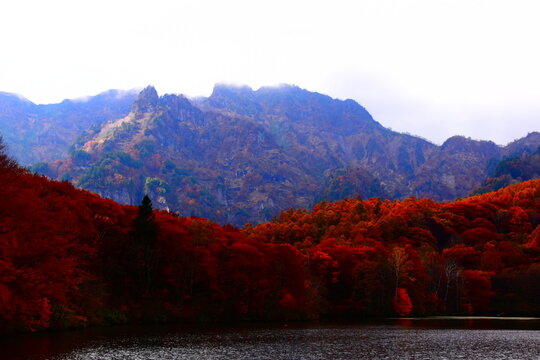 長野県 戸隠村の鏡池の紅葉