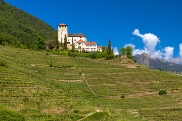 Fototapeta premium Schloss Lebensberg auf dem Marlinger Waalweg über Meran, Südtirol