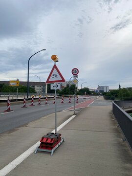 Baustellenbeschilderung auf gesperrter Br&uuml;cke in Dresden Budapester Strasse . Dokumentarisches Verkehrsmotiv zu Br&uuml;ckensperrung, Umleitung, Infrastruktur, Sanierung und urbaner Mobilit&auml;t.