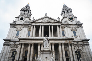 Fototapeta premium Front facade and towers of Saint Paul Cathedral in London