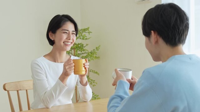 笑顔で話す仲良しカップル