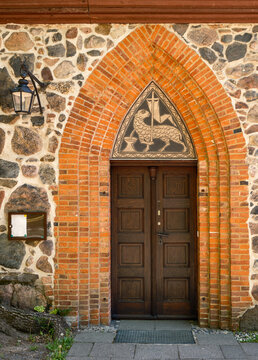 Ornamental verziertes historisches Westportal der denkmalgesch&uuml;tzten Dorfkirche Berlin-Wittenau, Inschriften wurden retuschiert