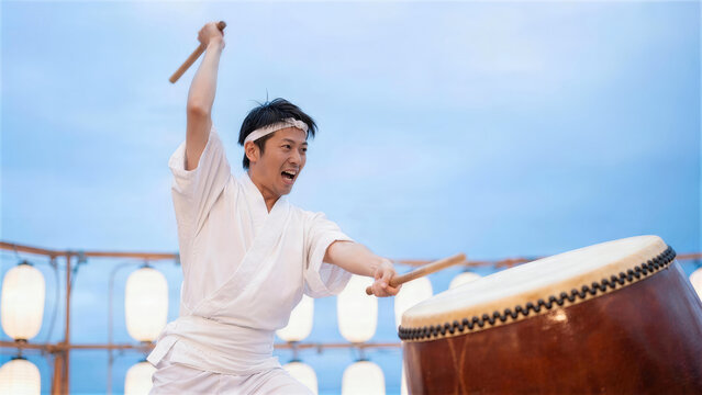 夏祭りで和太鼓を力強く演奏する日本人男性