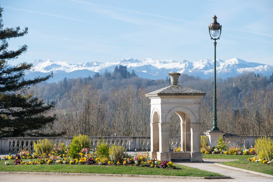 La fontaine de Vigny &agrave; Pau avec les pyr&eacute;n&eacute;es enneig&eacute;es au loin