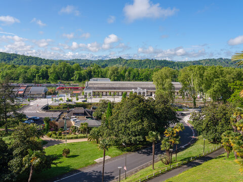 vue de la chaine des pyr&eacute;n&eacute;es depuis le boulevard des pyr&eacute;n&eacute;es &agrave; Pau, avec en contrebas, la palmeraie, la gare de Pau r&eacute;nov&eacute;e 