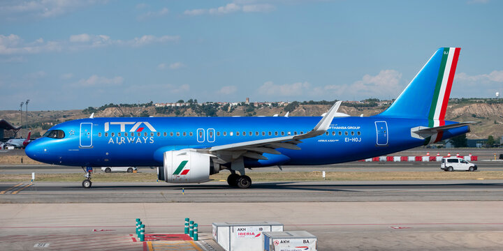 Avi&oacute;n de l&iacute;nea Airbus A320 neo de la aerol&iacute;nea ITA - Italia Trasporto Aereo en el aeropuerto de Madrid Barajas con matr&iacute;cula EI-HOJ.