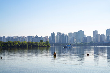 Obraz premium 여의도 한강, Han River Bridge with Seoul City Skyline and Yacht on Calm Blue Water in Spring