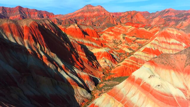 Tectonic movement, Uplift and erosion, Strata deformation, Geological timescale, Sedimentary layers, Folded rock beds, Natural sculpture by earth, Crustal movement痕迹, Millennial formation, Rock foldin
