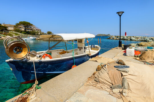 Barque de p&ecirc;che amarr&eacute;e dans le port de Barcaggio au Cap Cors