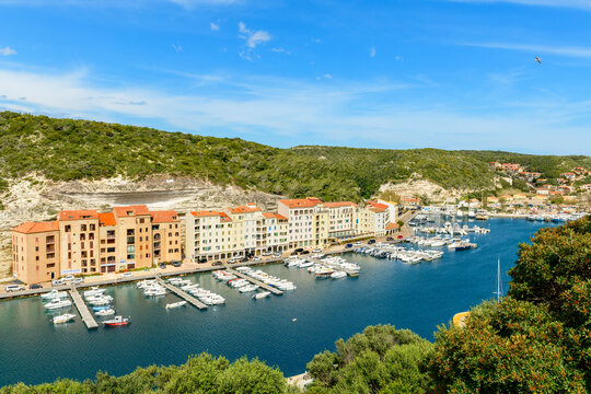 Port de plaisance de Bonifacio au pied des falaises calcaires