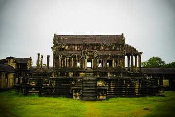 Naklejka premium Dark silhouette of Angkor Wat gallery and columns