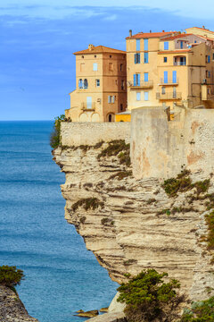 Maisons color&eacute;es au bord du vide sur le rocher de calcaire de Bonifacio
