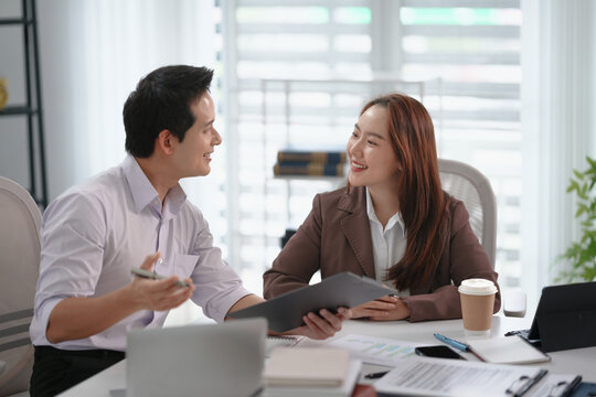mentor teaching trainee for business skill or career development