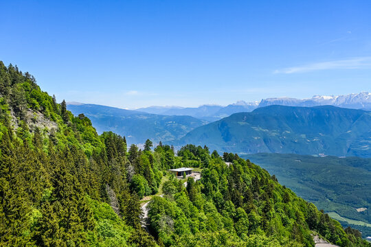Mendel, Mendelpass, Passstrasse, Bergstrasse, Felsen, Aussicht, Kaltern, Mendelbahn, Bergbahn, Wanderweg, Fr&uuml;hling, Sommer, S&uuml;dtirol, Etschtal, Italien