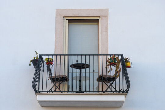 Piccolo balcone con sedie e tavolino