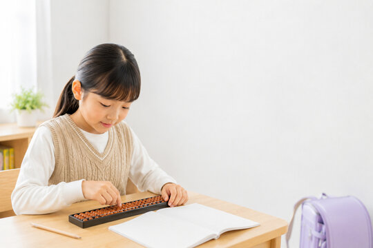 そろばん教室,そろばん,珠算,珠算教室,暗算,計算力,算数教育,知育,教育,習い事,学習塾,幼児教育,小学生,日本人の子供,男の子,女の子,園児,低学年,高学年,計算練習,暗算力,集中力,記憶力,思考力,学力向上,右脳教育,脳トレ,知能開発,先生,講師,指導,個別指導,グループ学習,教室風景,机,教材,学習環境,検定試験,珠算検定,フラッシュ暗算,成功体験,自己肯定感,努力,成長,子育て,教育イメ