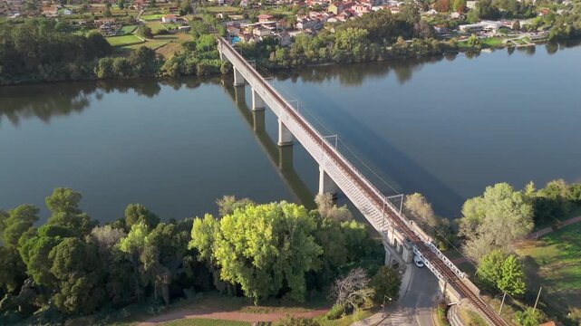 Drone de pessoa a atravessar a ponte rodoferrovi&aacute;ria Valen&ccedil;a Tui Portugal Espanha