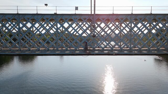 Drone de pessoa a atravessar a ponte rodoferrovi&aacute;ria Valen&ccedil;a Tui Portugal Espanha