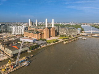 Obraz premium Aerial view of Battersea Power Station by the River Thames with city skyline in the background.