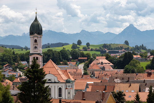 Kirche in Nesselwang, im Hintergrund die Allg&auml;uer Alpen, Bayern, Deutschland.