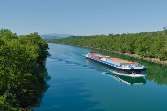 Grande p&eacute;niche de transport fluvial charg&eacute;e de conteneurs naviguant sur le Rh&ocirc;ne en France.