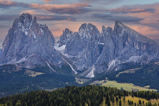 Snow-covered peaks of the Sassolungo group in the evening light, view from the Alpe di Siusi, Val Gardena, Dolomites, South Tyrol, Italy