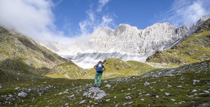 Mountaineer in mountain landscape, rocky mountain peaks of the Moarer Wei&szlig;en in the background, Seven Lakes Hike, Stubai Alps, near Ridnaun, South Tyrol, Italy