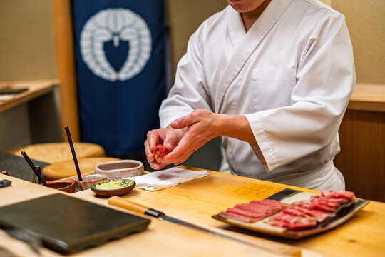 【#食べ物】寿司を握る職人