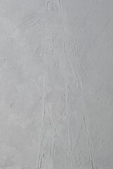 Abstrakcyjne szare tło z wyraźnymi śladami szpachli, minimalistyczna struktura gesso. © Joanna