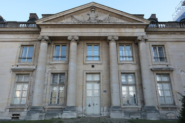 Obraz premium Classical/Neoclassical building façades, columns, pediments, Statues, Greco-Roman shapes and design, Ornaments... From this Architectural style inspired by Classical Antiquity. Mostly taken in Paris.
