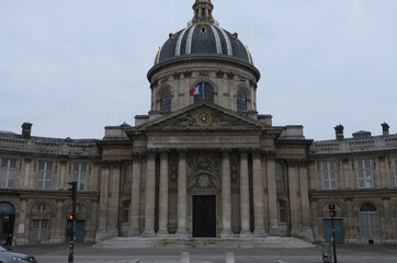 Obraz premium Classical/Neoclassical building façades, columns, pediments, Statues, Greco-Roman shapes and design, Ornaments... From this Architectural style inspired by Classical Antiquity. Mostly taken in Paris.