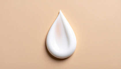 Fototapeta premium 白いクリームのしずくと肌色背景、保湿スキンケアと美容成分のコスメ素材 / White cream droplet on skin tone background, moisturizing skincare and beauty ingredient cosmetic material