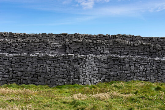 Rock wall on D&uacute;n Aonghasa