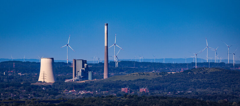 Energiewende: Kohlekraftwerk und Windr&auml;der