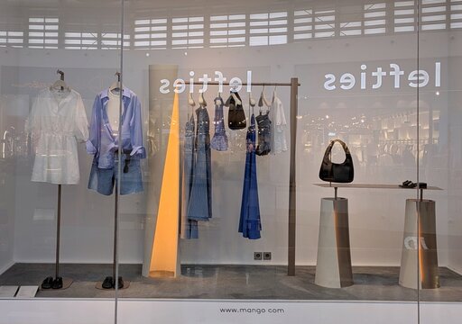Escaparate con ropa de moda femenina en tienda Mango en Madrid, Espa&ntilde;a, 4 de mayo de 2026