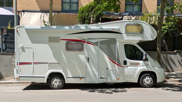Vista lateral de autocaravana Fiat Ducato con carrocer&iacute;a Challenger Birthday 286 C aparcada en una calle de Madrid, Espa&ntilde;a, 4 de mayo de 2026