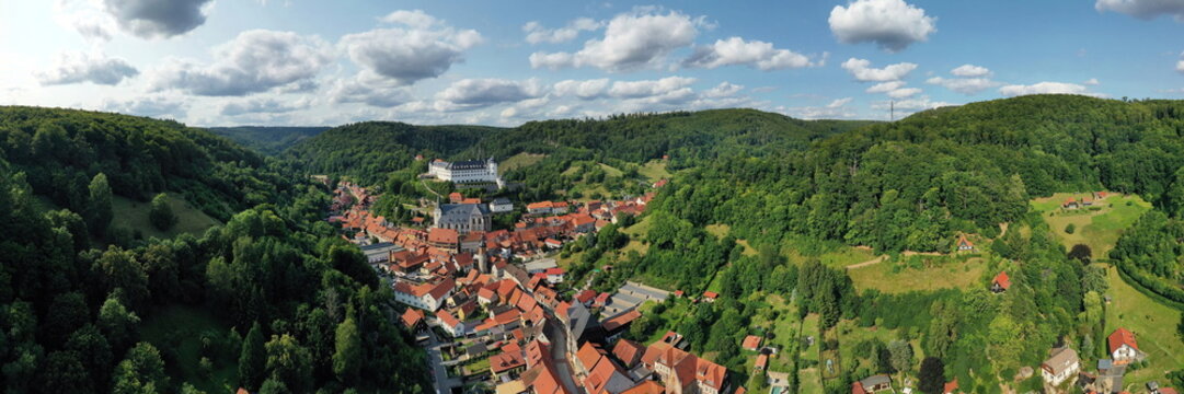 Malerische Luftaufnahme von Stolberg im Harz mit historischen Fachwerkh&auml;usern, eingebettet in die gr&uuml;ne Berglandschaft mit Blick auf das Schloss. Perfekt f&uuml;r Tourismus und Reisen.