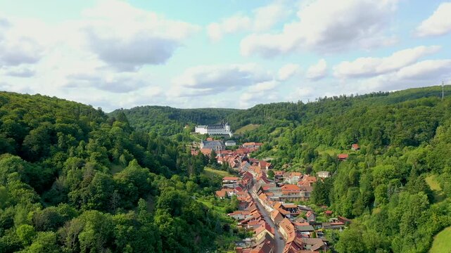 Malerische Luftaufnahme von Stolberg im Harz mit historischen Fachwerkh&auml;usern, eingebettet in die gr&uuml;ne Berglandschaft mit Blick auf das Schloss. Perfekt f&uuml;r Tourismus und Reisen.