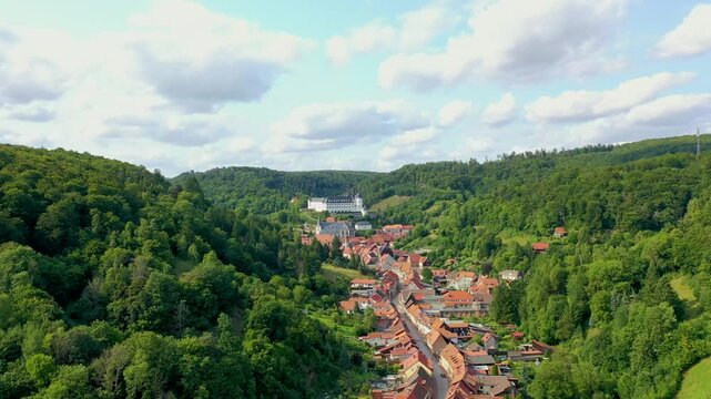 Malerische Luftaufnahme von Stolberg im Harz mit historischen Fachwerkh&auml;usern, eingebettet in die gr&uuml;ne Berglandschaft mit Blick auf das Schloss. Perfekt f&uuml;r Tourismus und Reisen.