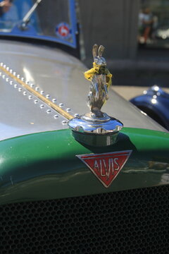 Mascotte de capot en forme de li&egrave;vre en m&eacute;tal chrom&eacute; et logo triangulaire d'une voiture de collection de marque britannique Alvis. BINIC, FRANCE - JUIN 7, 2026