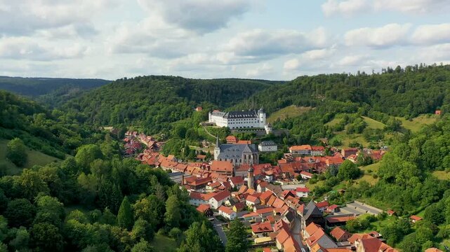 Malerische Luftaufnahme von Stolberg im Harz mit historischen Fachwerkh&auml;usern, eingebettet in die gr&uuml;ne Berglandschaft mit Blick auf das Schloss. Perfekt f&uuml;r Tourismus und Reisen.